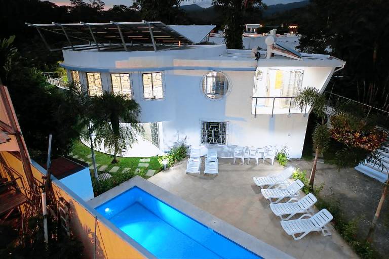 House Barrio Ricos y Famosos