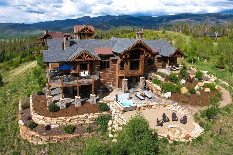     
Accommodation ∙ 14 guests ∙ 5 bedrooms
