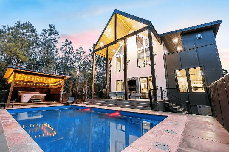     
11 guests ∙ 5 bedrooms
