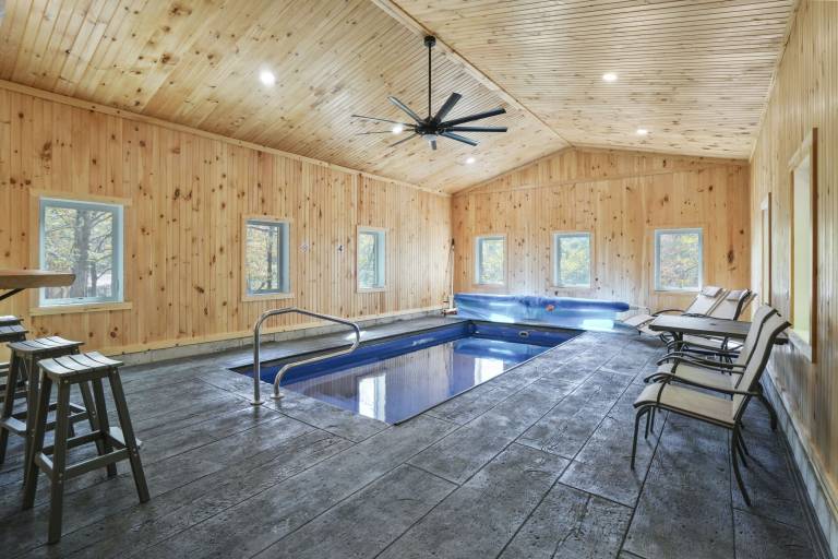     
Cabin ∙ 14 guests ∙ 5 bedrooms
