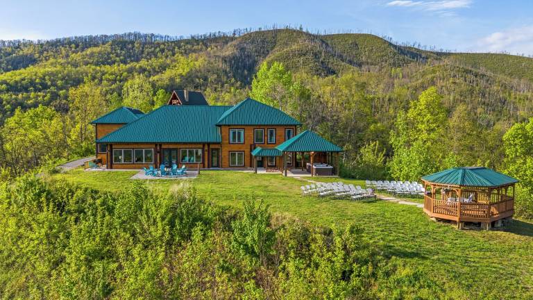     
Cabin ∙ 46 guests ∙ 10 bedrooms
