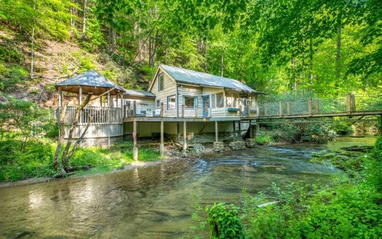     
Cabin ∙ 8 guests ∙ 3 bedrooms
